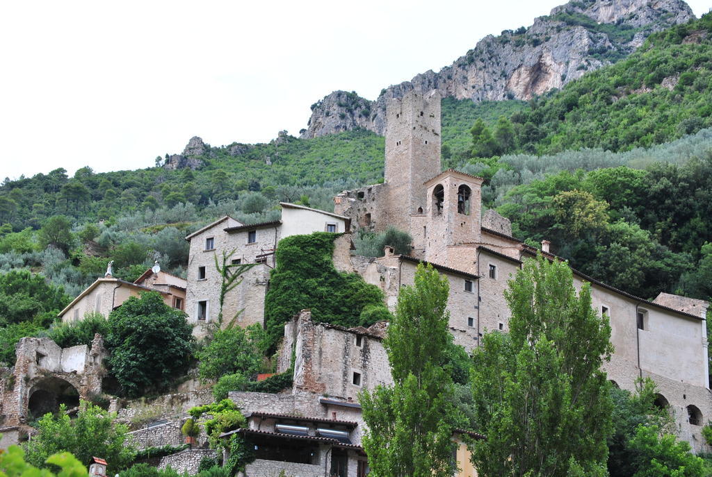 Отель Residenza Di Paese Castello Del Poggio Ферентилло Экстерьер фото